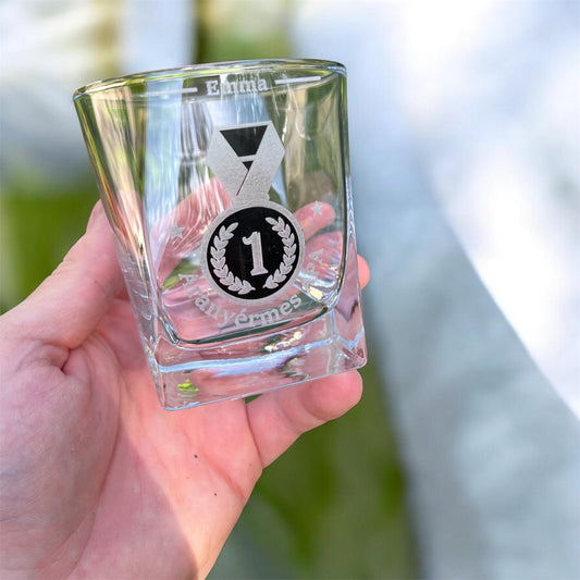 Egyedi gravírozott whiskys pohár névvel – Bajnok érem